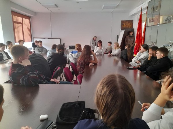 19.11.2025 года специалистами отдела опеки и попечительства граждан по Слюдянскому району проведена мобильная приемная на базе ГАПОУ  «Байкальский техникум отраслевых технологий и сервиса»